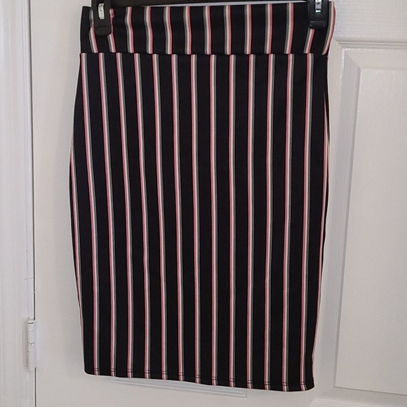 Striped Pencil Skirt ✏ - Picture 2 of 3